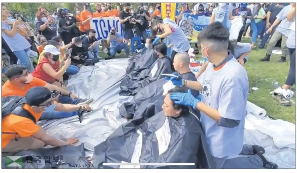 5일 백악관 앞에서 한인 이민 권익 단체 관계자들이 이민개혁을 촉구하는 삭발
시위를 벌이고 있다.