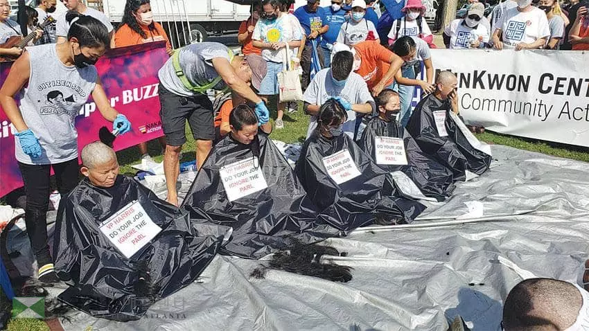 존 박(맨 오른쪽) 민권센터 사무총장 등 이민개혁 예산안의 의회 통과를 촉구하며 삭발식에 임하고 있다. <사 진제공민권센터>