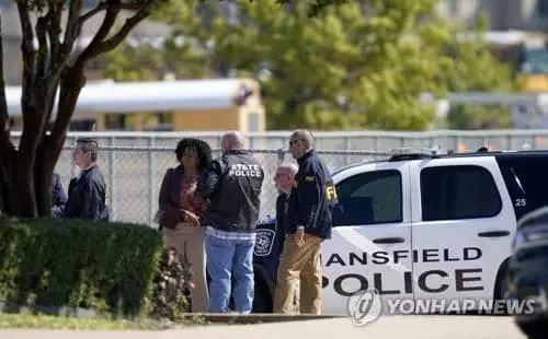 6일 총격 사건이 벌어진 미국 텍사스주 알링턴의 팀버뷰고교에 경찰관과 FBI 등이 출동한 모습. 경찰은 학생끼리 싸우다가 한 학생이 총을 꺼내 발포한 것으로 보고 있다.