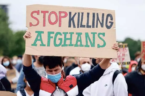  지난달 열린 반 탈레반 시위 참석자가 ‘아프가니스탄 주민 사살을 중단하라’고 적힌 피켓을 들고 있다. 아프가니스탄에서는 탈레반 재 장악한 뒤 기독교인에 대한 탄압이 거세지고 있다. [로이터]