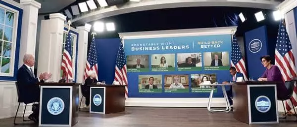 조 바이든(맨 왼쪽) 대통령이 6일 백악관에서 재계 리더들과 연방 정부 부채 한도 상한선 조정 등 경제 현안에 대한 회의를 하고 있다. [로이터]