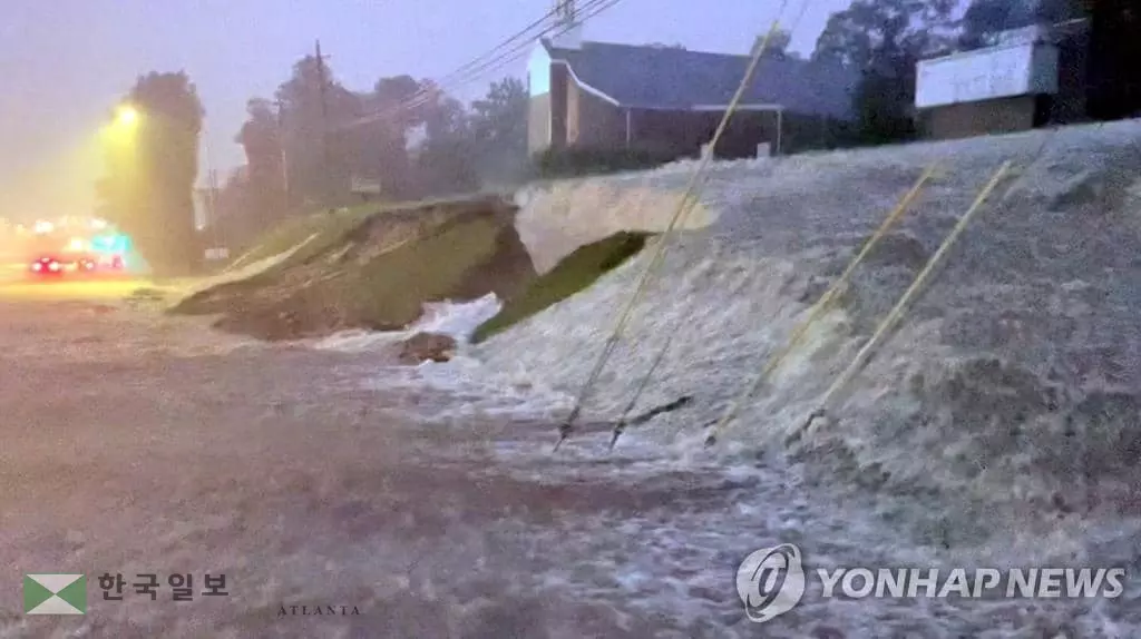 7일 오후부터 앨라배마주에 쏟아진 폭우로 베스타비아의 도로가 물에 잠겨 있다.