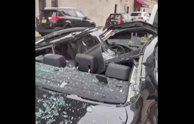 건물 9층에서 사람이 떨어져 박살이 난 차량[페이스북 계정(@Christinaabri_)에서 게시한 동영상 캡처]
