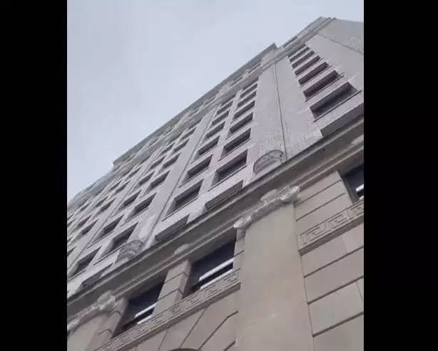 고층에서 추락했음에도 살아난 미국 남성이 뛰어내린 곳으로 추정되는 건물[페이스북 계정(@Christinaabri_)에서 게시한 동영상 캡처]