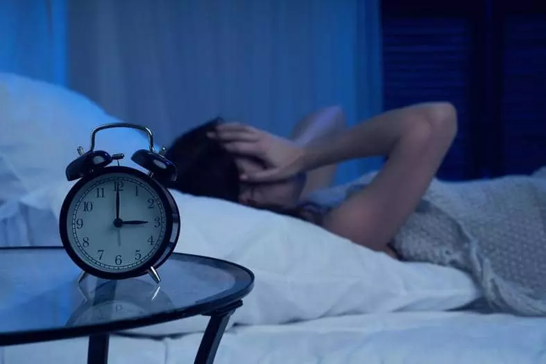 새벽 같은 시간에 반복적으로 잠에서 깨는 것은 불면증, 스트레스, 노화, 호르몬, 다른 수면장애 등이다.                 
