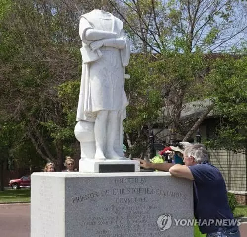 콜럼버스 데이를 며칠 앞둔 작년 10월 9일 밤 매사추세츠주의 보스턴에서 콜럼버스 동상이 파손된 모습.  [EPA=연합뉴스 자료사진]