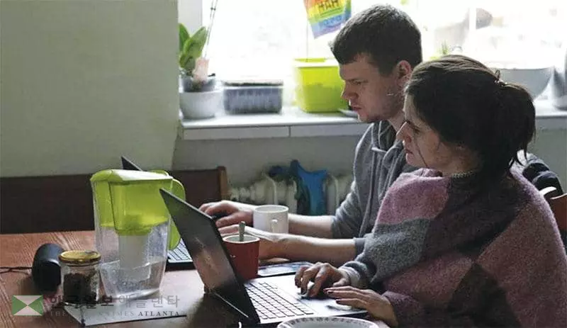 &nbsp;재택근무 확산 속에 정직원으로 2개의 직장을 다니는 이중 취업의 투잡족들이 화이트칼러 직종을 중심으로 확산되고 있다. [로이터=사진제공]