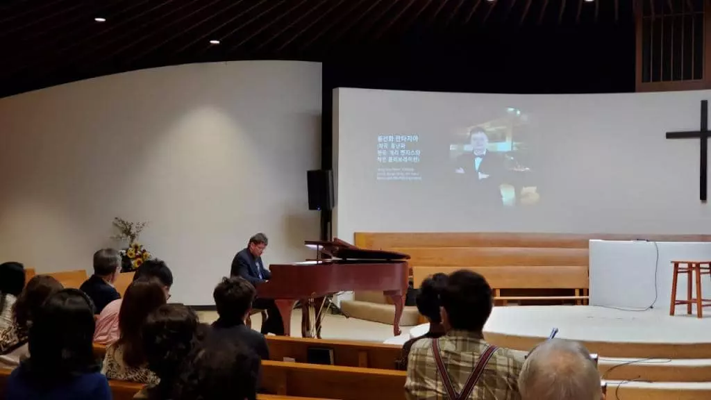 피아니스트 게리 멘지스가  홍난파 곡을 편곡한 '봉선화 판타지아'를 연주했다.