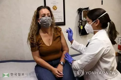 플로리다주 마이애미의 약국 CVS에서 독감 예방주사를 맞는 여성[AFP=연합뉴스 자료사진]