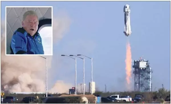 


 13일 텍사스주에서 ‘스타트랙’ 배우 윌리엄 셰트너를 태운 블루 오리진 로켓이 우주여행을 위해 발사되는 모습. 작은 사진은 우주여행 중인 섀트너. [로이터]