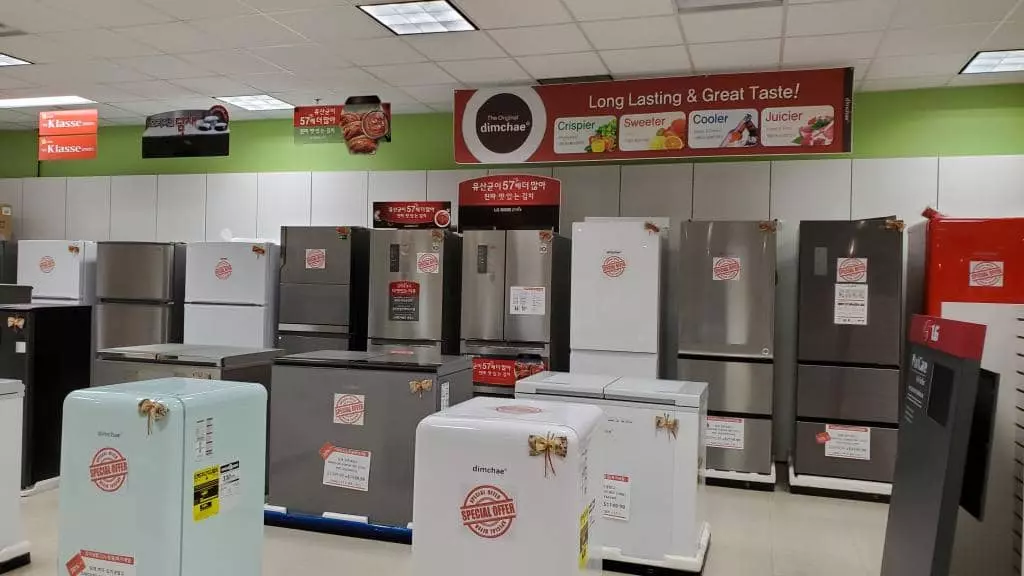넓은 매장에 각 브랜드의 김치냉장고가 전시돼 있다.