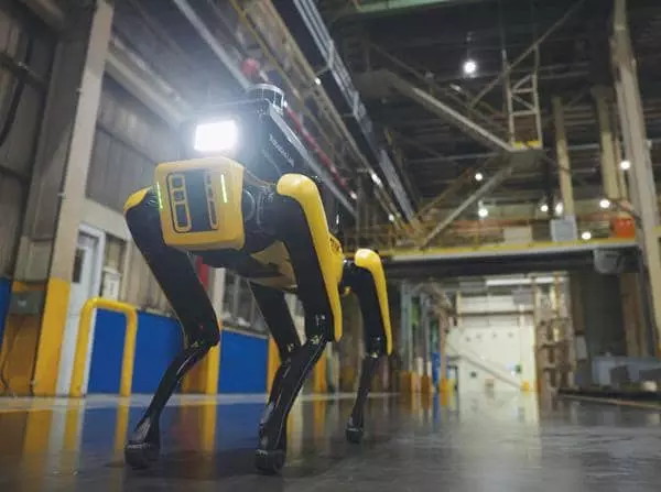  4족 보행 로봇‘스팟’이 기아 오토랜드 광명공장에서 안전 상황을 체크하고 있다. 현대차는 산업 현장의 위험을 감지하고 안전을 책임지는 로봇을 최근 공개했다. [현대차 제공]