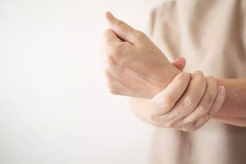 손 떨림 증상은 파킨슨병 때문일 수 있지만 별다른 이유 없이 떨리는 본태성 진전일 가능성도 있다. 
