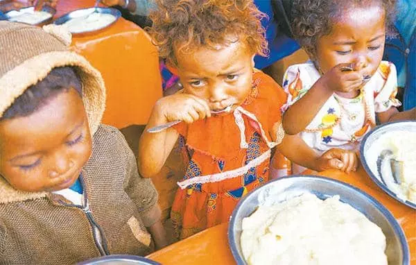  지속적 가뭄 탓에 심각한 기근에 시달리고 있는 마다가스카르 남부의 어린이들이 올해 9월 구호식량으로 마련된 음식을 먹고 있다. [로이터=사진제공]