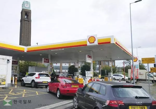 &nbsp;런던 주유소 앞에 개솔린을 넣기 위해 길게 늘어선 차량. [로이터]