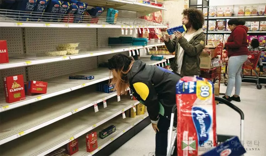 연말 샤핑시즌이 다가오지만 미국내 매장들은 물류대란으로 상품을 채우지 못하고 있다.<뉴욕타임스>