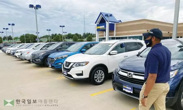 &nbsp;자동차 구매 수요가 중고차 시장으로 몰리면서 지난 8월 중고차 평균 가격이 전년에 비해 26%나 치솟은 것으로 나타났다. [로이터]