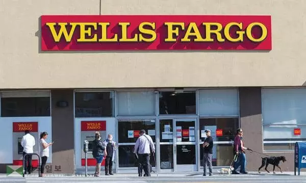 &nbsp;개인 은행계좌의 거래 내역을 IRS에 보고하는 상한선을 1만달러로 상향하는 수정안이 제안될 전망이지만 우려는 지속되고 있다. [로이터]