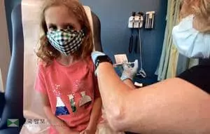 &nbsp;어린이 환자가 병원에서 코로나19 시험 접종을 받고 있다. <로이터>