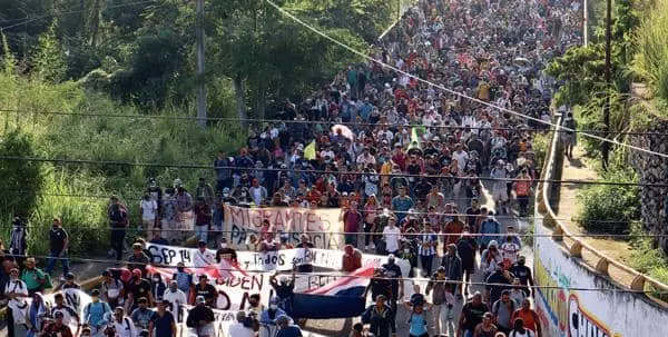  대규모 이민자 캐러밴 행렬이 다시 멕시코에서 형성돼 이동 중이라고 로이터 통신이 보도했다. 지난 23일 멕시코 치아파스주 타파출라 지역에서 중남미 및 아이티에서 온 수많은 이민자들이 난민 신청을 위해 멕시코 수도를 향해 행진하고 있다. [로이터]


