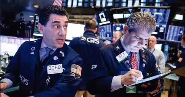 &nbsp;미 가구 금융자산 가운데 절반이 주식에 투자되어 있는 가운데 시장이 변동성이 촉발될 경우 위험과 기회가 발생할 것이라고 전문가들이 진단했다. 사진은 뉴욕증시. [로이터]