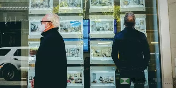 &nbsp;코로나 팬데믹 사태 속에 치솟는 주택가격 때문에 많은 미국인들에게 주택마련의 꿈은 멀어지고 있다. [로이터]