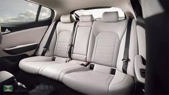 기아 스팅어의 넓은 뒷좌석은 성인 남성 2명이 안락하게 탈 수 있다.