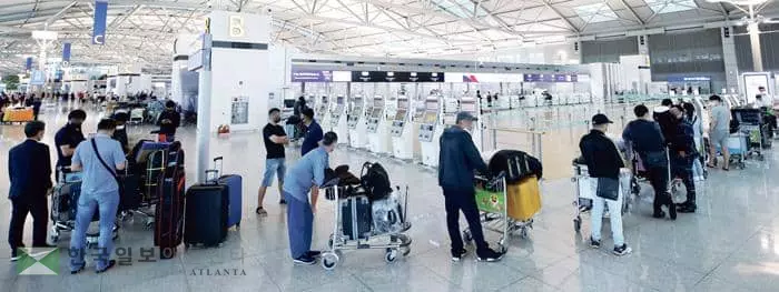 위드 코로나 정착으로 미국과 한국 사이에 여행 수요가 증가하고 있다. 사진은 해외 출국객이 늘고 있는 인천공항의 모습. [연합]