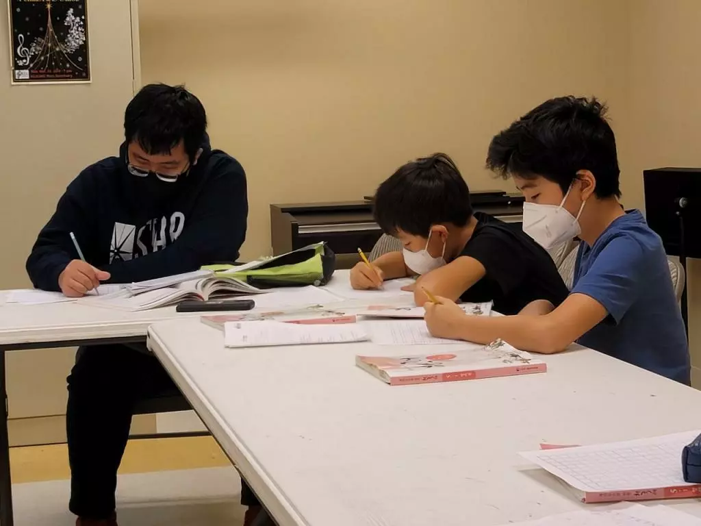 냇가에 심은 나무 한국학교 교내 글짓기대회에서 학생들이 자신의 생각을 글로 써내려 가고 있다.