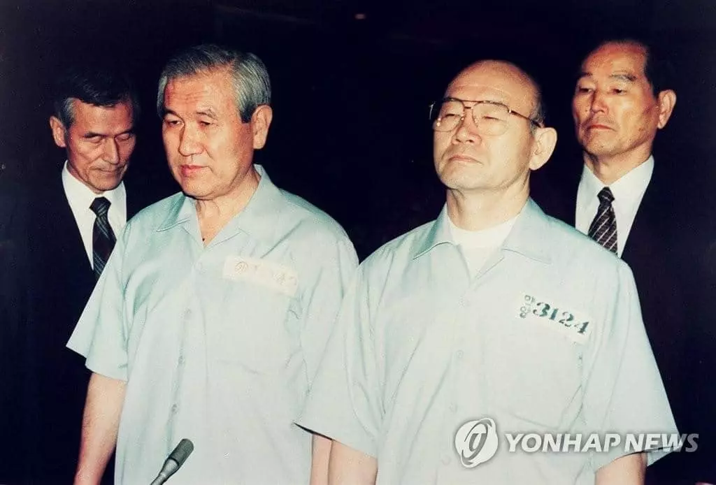 사진은 1996년 12.12 및 5.18사건 항소심 선고공판에 출석한 노태우·전두환 전 대통령의 모습.  [연합뉴스 자료사진]