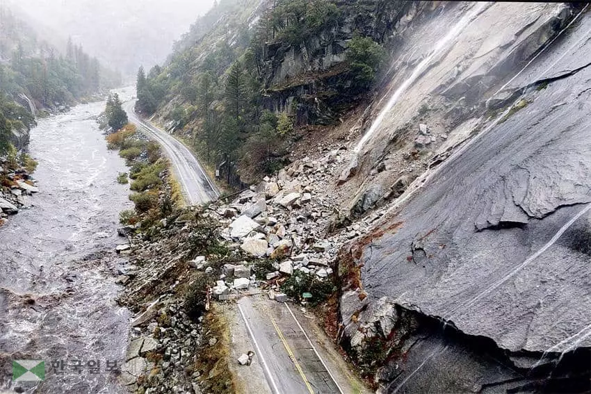 국립기상청에 따르면 폭풍우 전선이 지난 24일부터 이틀간 캘리포니아 전역을 휩쓸고 지나가면서 북가주에서는 폭우로 인한 홍수사태가 났고, LA를 비롯한 남가주 일대에서 모처럼 많은 비가 내렸다.
특히 최근 2년간 가혹한 가뭄과 산불로 고통받던 지역 주민들은 이제 홍수로 피해를 입었다. 북가주 새크라멘토 서쪽의 산타로사 지역에서는 하루 만에 6인치 이상의 비가 내렸다. 폭우로 산타로사, 소노마 등지에는 거리와 주택이 침수됐다.
일부 프리웨이와 도로에서는 진