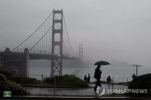 20일 비가 내리는 캘리포니아 샌프란시스코 골든게이트브리지 인근을 한 행인이 우산을 쓴 채 지나가고 있다. 