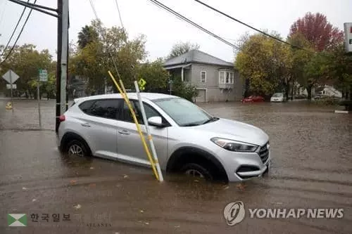 24일 캘리포니아 샌라파엘에 폭풍우가 덮치면서 도시와 차가 침수됐다.