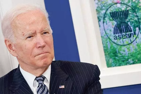 


 조 바이든 대통령이 26일 백악관에서 화상으로 아세안 회의에 참석하고 있다. [로이터]