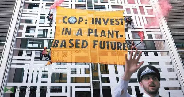 &nbsp;동물권 및 환경보호 단체 ‘동물저항’ 활동가들이 26일 영국 런던 내무부 청사 외벽에 제26차 유엔기후변화협약 당사국총회(COP)를 앞두고 기후 대응 방식의 변화를 촉구하는 현수막을 걸고 있다. 이번 총회는 31일부터 다음 달 12일까지 영국 글래스고에서 열린다. [로이터]