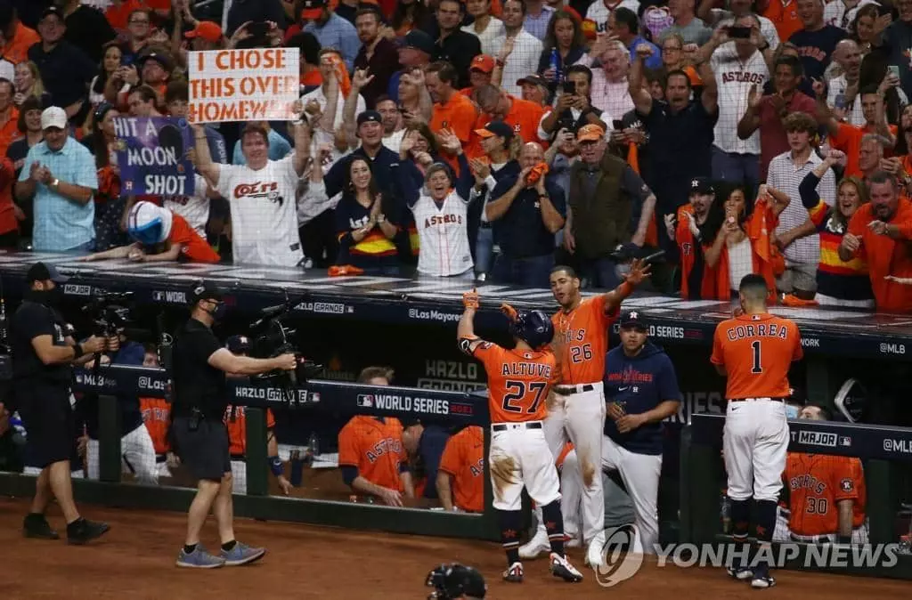 알투베의 쐐기 솔로포에 열광하는 MLB 휴스턴 팬들[USA 투데이/로이터=연합뉴스]