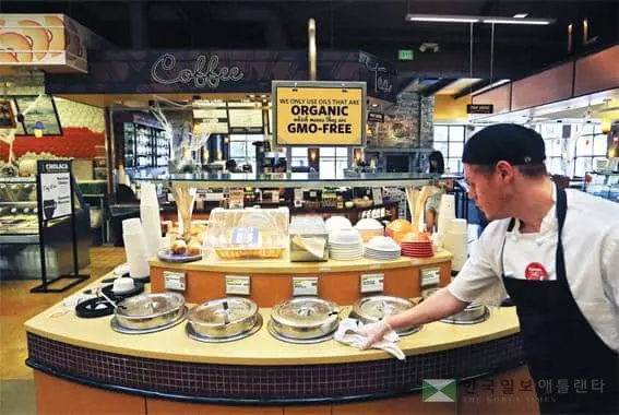 임금 노동자들의 일터 복귀가 지연되는 상황이 지속되면서 인력난 문제가 미국 경제 회복의 걸림돌이 될지 모른다는 우려가 나오고 있다. <뉴욕타임스>