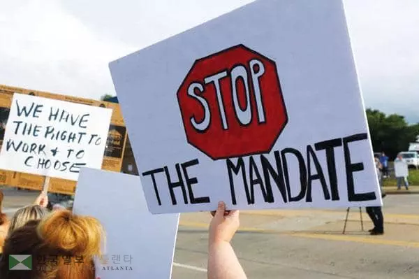 &nbsp;미접종 직장인 중 3명 중 1명꼴로 백신 접종 의무화가 도입되면 퇴사할 것이라고 답해 노동시장에서 상당한 후유증이 예상된다. [로이터]