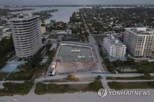 지난 6월 플로리다주 서프사이드 아파트 붕괴사고 현장의 잔해가 치워진 모습[AFP=연합뉴스 자료사진]