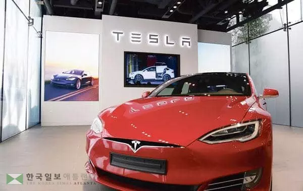 &nbsp;테슬라는 글로벌 자동차 제조업체들의 거센 도전에 직면해 있다. [로이터]