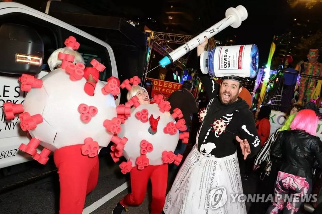 "코로나 물렀거라"…백신 분장 퍼레이드 벌이는 뉴욕 시민