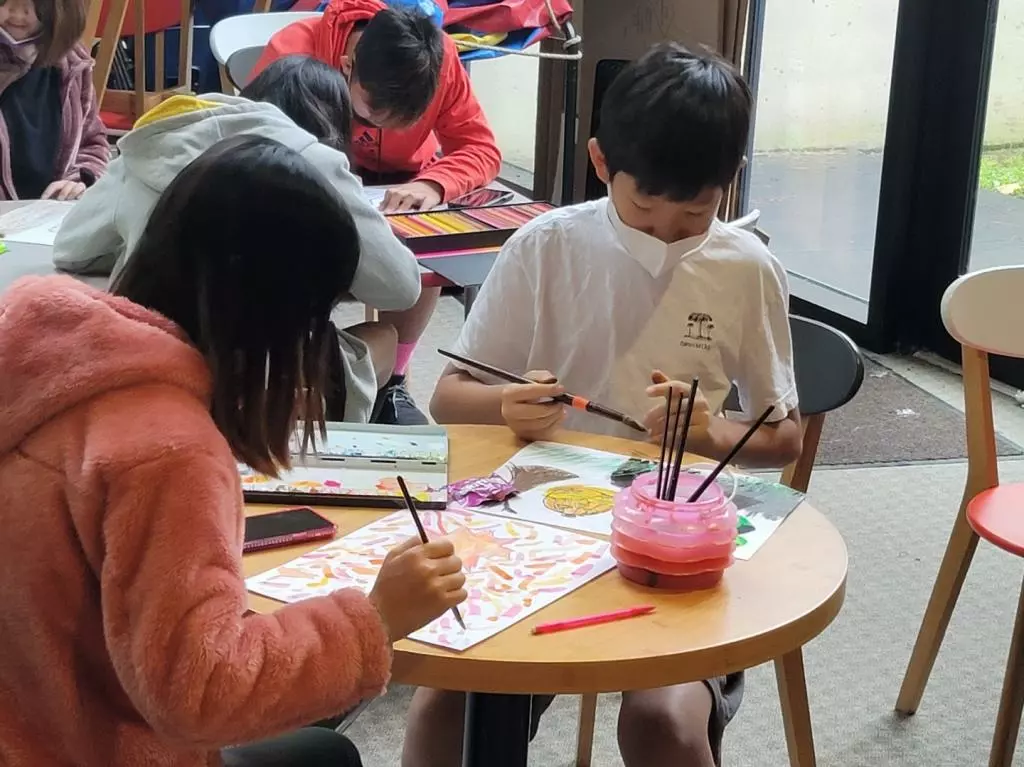 냇가에 심은 나무 한국학교에서 30일 교내 그림 그리기 대회가 열려 아이들이 도화지에 '가을'을 담아냈다.