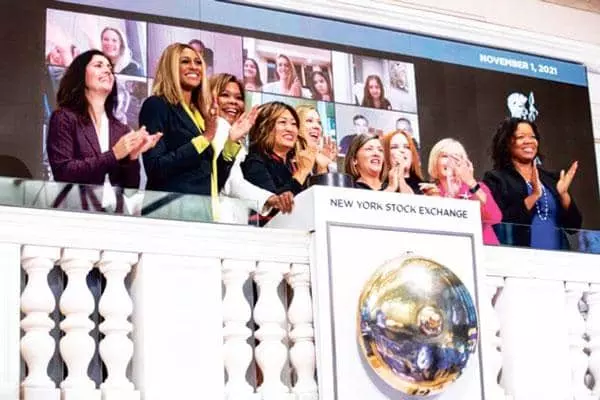  주요 경영진이 여성으로만 이뤄진 아테나의 제인 박(왼쪽 네 번째) CEO가 1일 임원들과 함께 뉴욕증시 상장벨을 울린 뒤 박수를 치고 있다. [NYSE 제공]