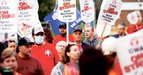 &nbsp;극심해지는 인력난에 힘입어 미국 노동자들의 위상이 오르면서 임금 인상과 처우 개선을 위한 파업이 줄을 잇고 있어 노동자 우위 시대를 실감하고 있다. [로이터]