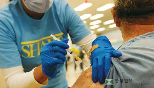 &nbsp;내년부터 100명 이상 기업을 대상으로 전 직원의 코로나 백신 접종이 의무화되면서 기업 현장에 큰 변화가 예상되고 있다. [로이터]