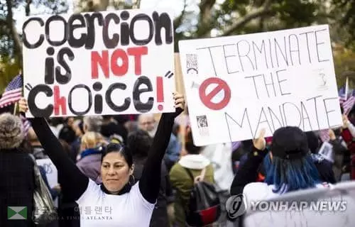코로나19 백신 접종 의무화 반대하는 뉴욕 시위대지난 3일 뉴욕시 청사 인근 거리에서 신종 코로나 바이러스 감염증 백신의 공무원 접종 의무화를 비난하는 시위가 열리고 있다. [EPA=연합뉴스 자료사진]&nbsp;