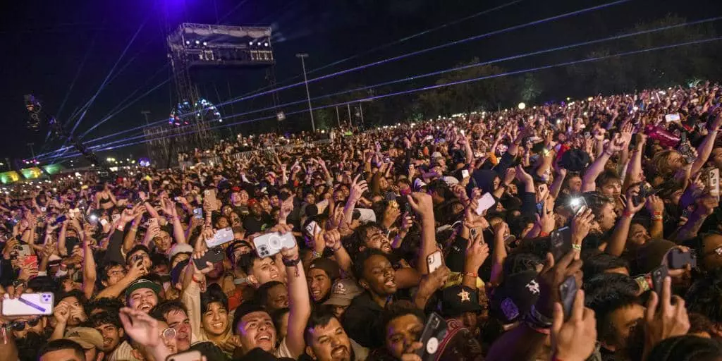 힙합 콘서트 도중 압사 사고…최소 8명 숨지고 수백명 다쳐