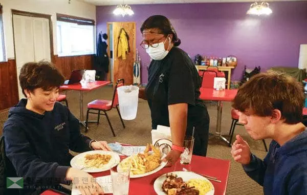 &nbsp;지난 3일 웨스트 헐리웃 시의회가 내년부터 시급을 17.64달러로 인상한다는 조례안에 서명함으로써 전국서 최고치 시급을 주는 지역으로 등극했다. [로이터]