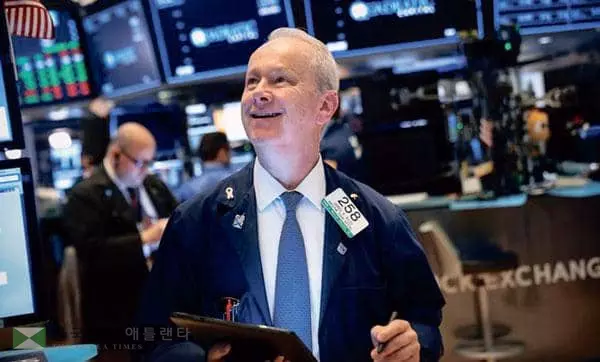 &nbsp;젊은 나이에 일찍 은퇴계획을 수립하고 매달 투자한다면 목표로 하는 액수를 달성하는 데 시간과 비용이 훨씬 절약이 된다. 사진은 뉴욕증시. [로이터]