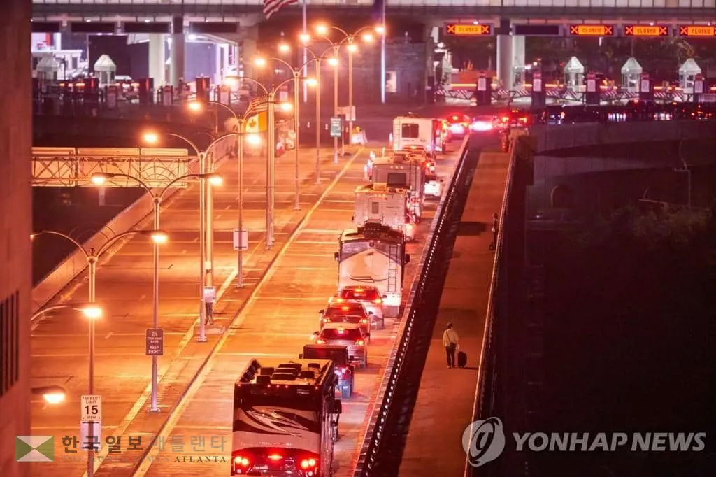 8일 동이 트기 전부터 미국에 들어가려고 국경에 길게 줄을 선 차량 행렬.